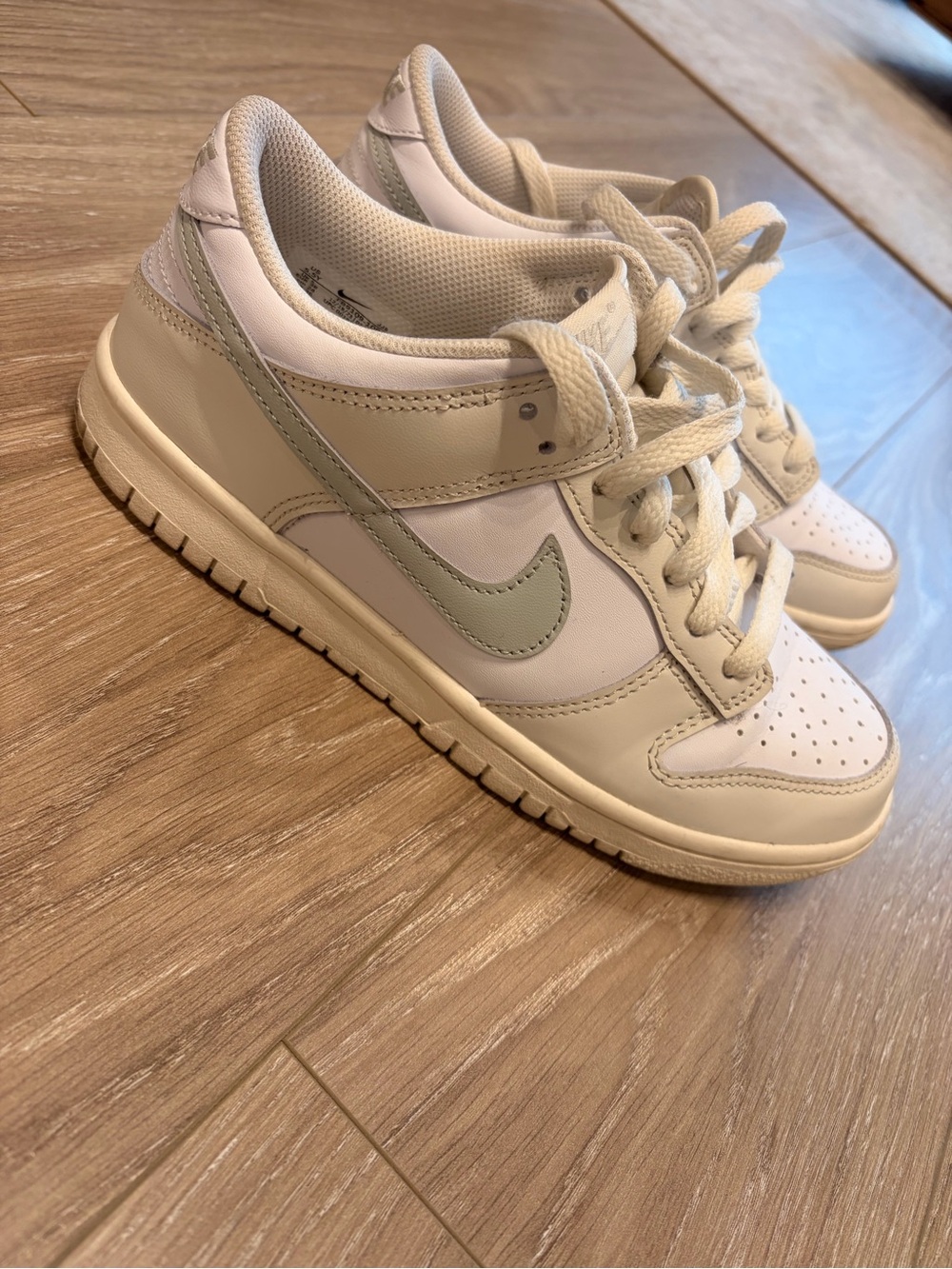 Nike Kids Low-Top Sneakers in Cream and Light Green